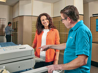 Representante muestra las impresoras a una clienta en la tienda